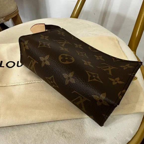 Louis Vuitton Monogram Toiletry Pouch 15 - Picture 4 of 7